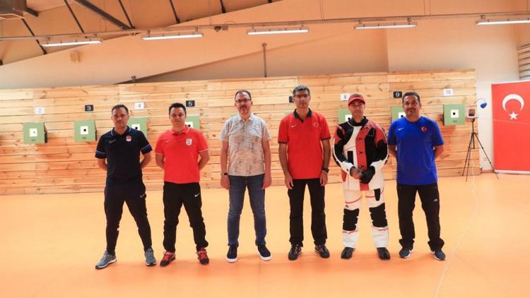 Bakan Kasapoğlu'ndan olimpiyatlara katılacak milli sporculara moral ziyareti