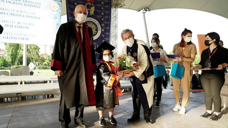 Tedavi için geldiÄŸi üniversiteden birincilikle mezun oldu