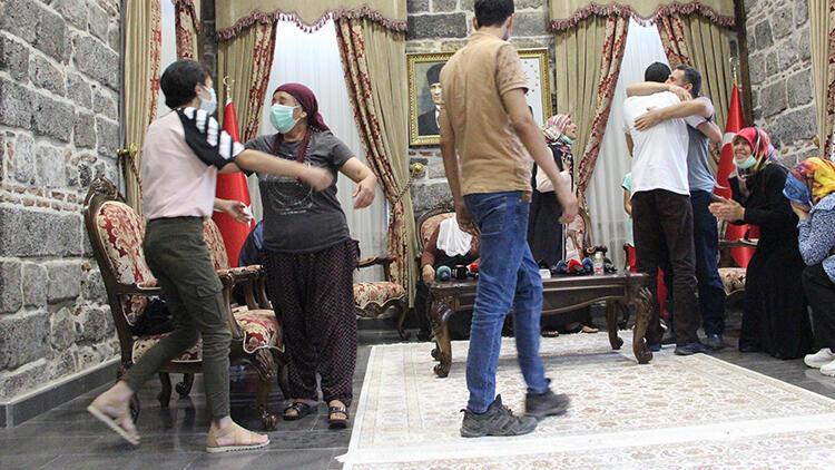 Diyarbakırda evlat nöbetinde 3 kavuşma daha... Aileler HDP önünde kurban kesti