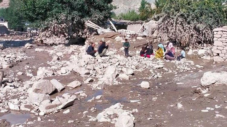 Sağlık Bakanı Koca, Van'da selden etkilenen bölgelerde ekiplerin sağlık taraması yaptığını bildirdi