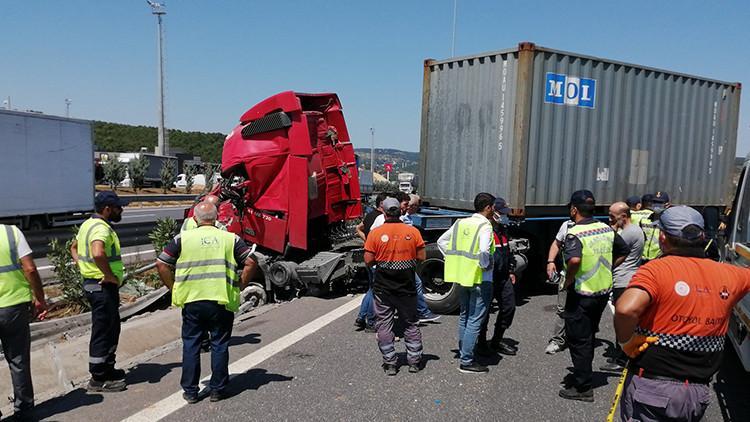 Kuzey Marmara Otoyolu'nda lastiği patlayan tır bariyerlere çarptı - Son