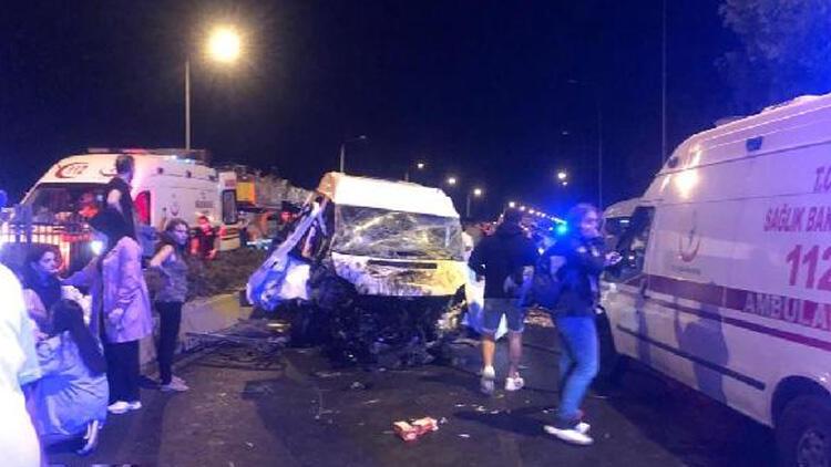 İzmir'de 6 aracın karıştığı feci kaza! 1’i ağır, 11 yaralı