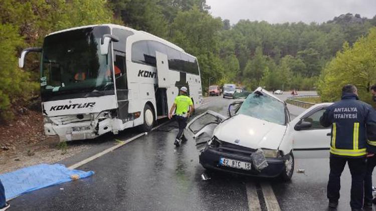 Antalya'da otobüs ile otomobil çarpıştı: 2 kişi hayatını kaybetti, 2 çocuk yaralandı