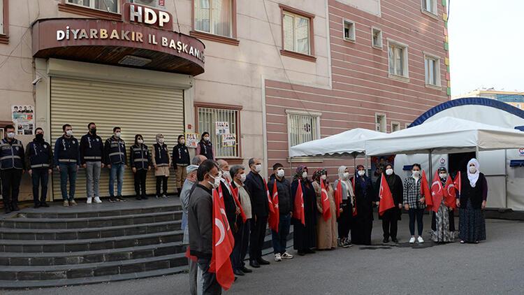 Evlat nöbetindeki aileler, saat 09.05’te Atatürkü andı