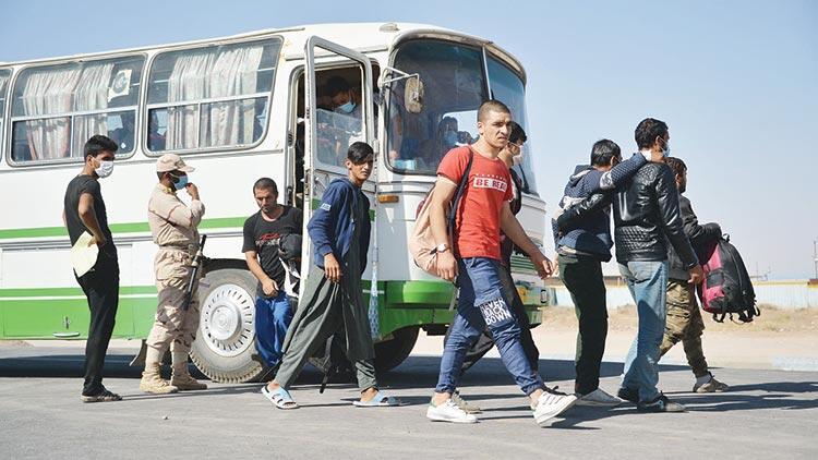 300 bin Afgan ülkeyi terk etti