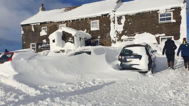 İngiltereyi kar fırtınası vurdu... 61 kişi üç gündür bir pubda mahsur