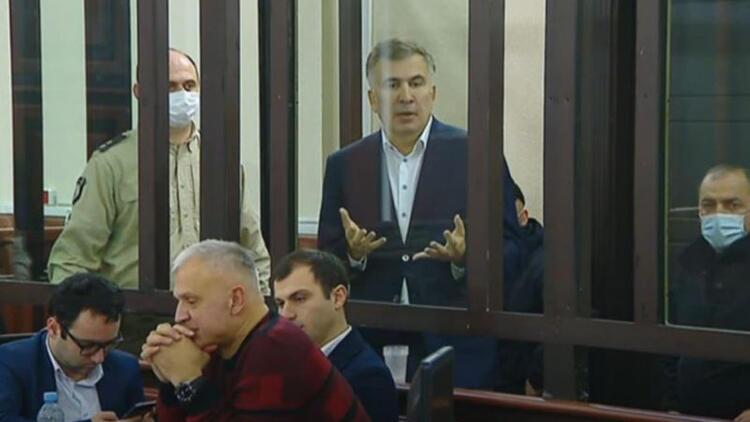 Gürcistanın eski Cumhurbaşkanı Saakaşvili yeniden hakim karşısında
