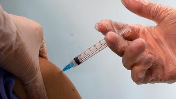 Aşı karşıtı bir sağlık personeli sahte kolla aşı yaptırmaya kalkıştı
