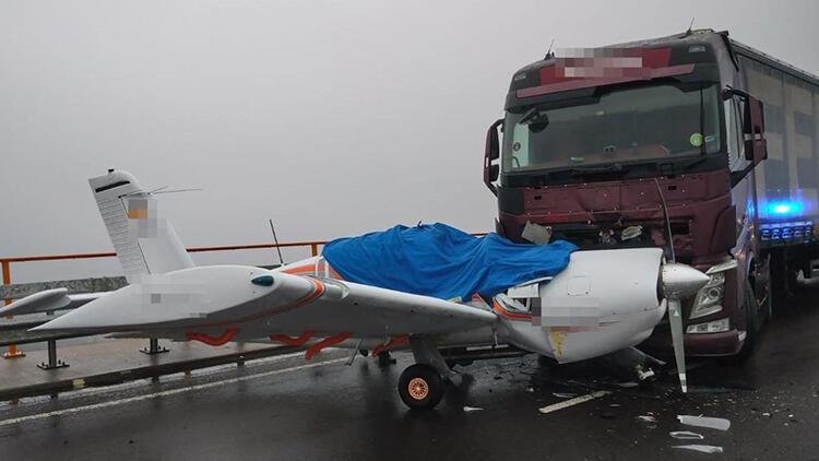 Almanyada şaşkına çeviren kaza: TIR ile uçak çarpıştı