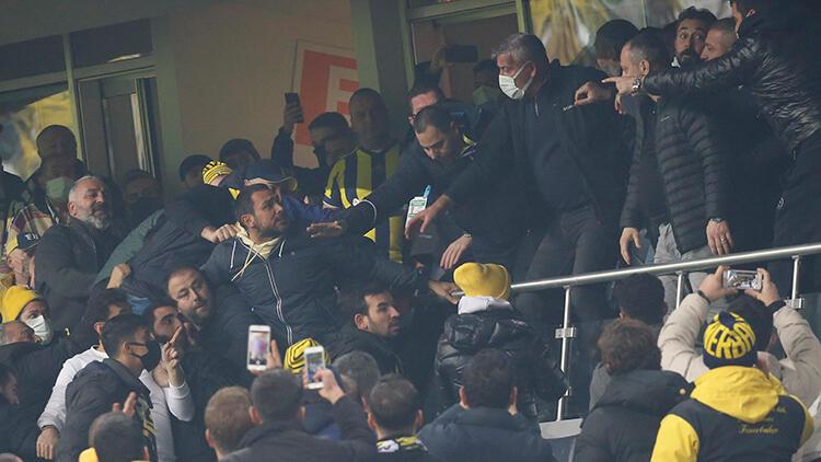 Fenerbahçe - Beşiktaş derbisindeki yönetim protestosunda mısırlı öfke