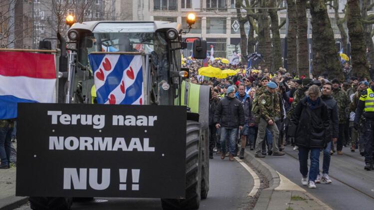 Hollanda’da Kovid-19 kısıtlamaları protesto edildi