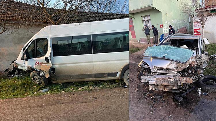 Servis minibüsü ile otomobil çarpıştı: 15 yaralı