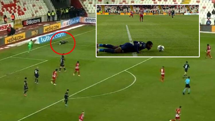 Sivasspor-Fenerbahçe maçında skandal hata Osayi-Samuelin hilesinde oyun devam etti
