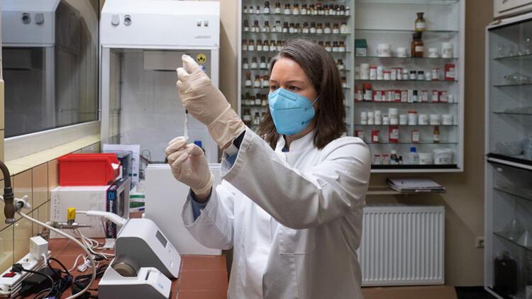 Almanya’da eczanelerde Kovid-19 aşı uygulaması başladı