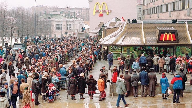 Bir gecede 32 yıl geriye: Mcdonald’s Rusyadaki tüm şubelerini kapatıyor