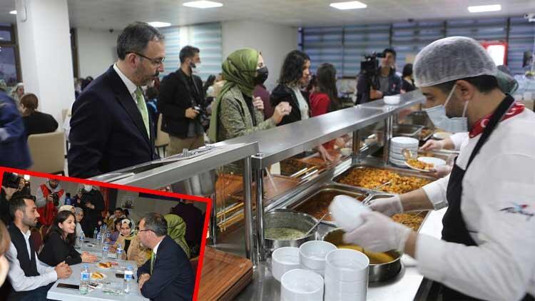 Bakan Kasapoğlu öğrencilerle yemek sırasına girdi