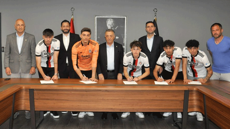 Beşiktaş geleceğe imza attı 5 altyapı oyuncusuyla profesyonel mukavele yapıldı