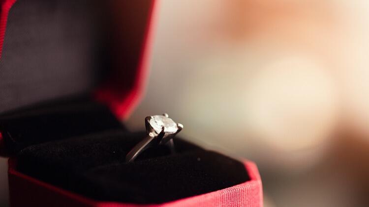 Evlilik tekliflerinde ‘küçük yüzük’ sendromu… Aşk mı büyük, taş mı