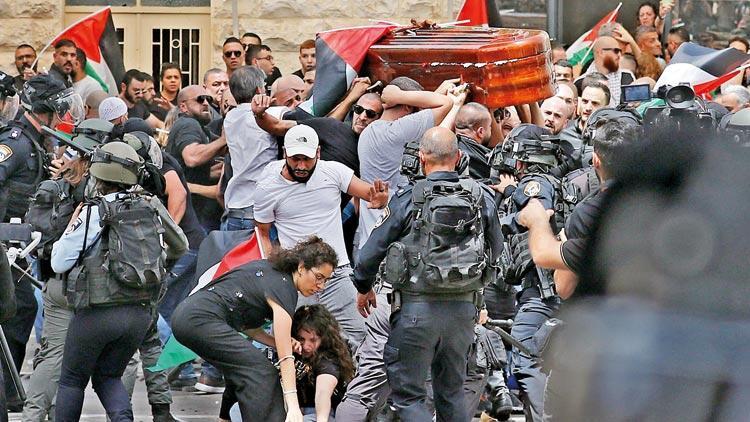 İsrail polisinden tepki çeken müdahale: Gazetecinin cenazesine coplu saldırı