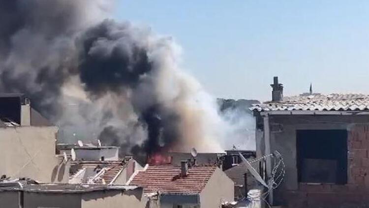 Bağcılarda yangın: Yan binaya da sıçradı