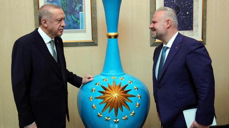 Çömlek sanatçısı yaptı... 2,5 metrelik vazo, Cumhurbaşkanı Erdoğana takdim edildi