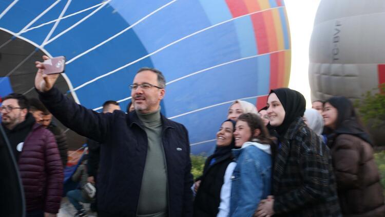 Bakan Kasapoğlu, Kapadokyada gençlerle balon turuna katıldı