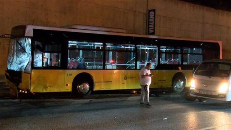 Gaziosmanpaşa’da otomobil İETT otobüsüne çarptı: 1 ölü, 4 yaralı