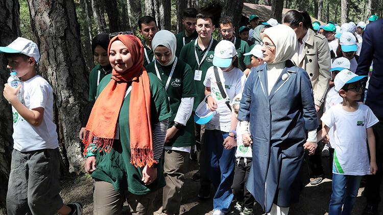 Emine Erdoğan, gençlerle çevre yürüyüşüne katıldı