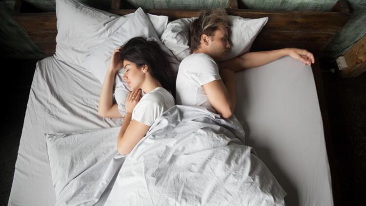 Gittikçe daha fazla çift yatakları ayırmayı seçiyor… Birlikte uyumak mı, ayrı uyumak mı