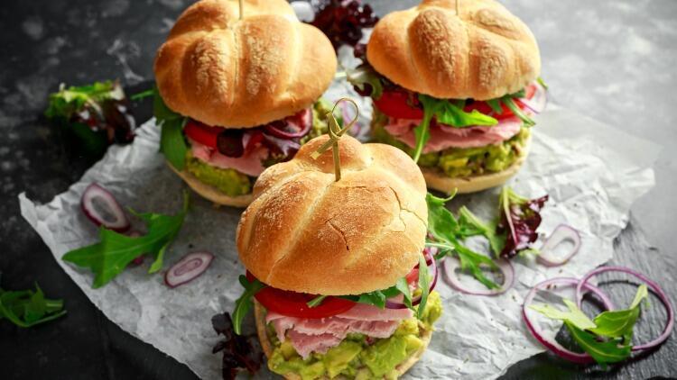 Gelinim Mutfakta club burger tarifi ve malzemeleri: Club burger (Kulüp burger) nasıl yapılır?