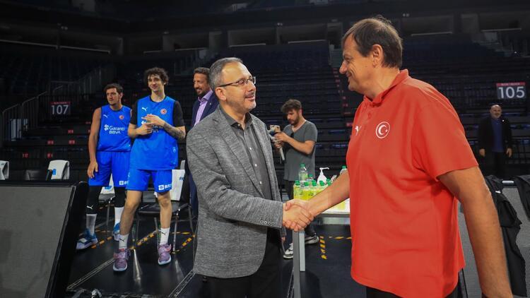 Bakan Kasapoğlu’ndan A Milli Erkek Basketbol Takımı’na destek