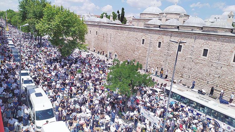 Mahmut Ustaosmanoğlu toprağa verildi... Fatih’te binlerce kişilik uğurlama