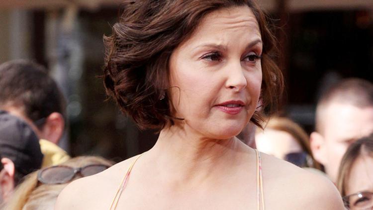 Ünlü oyuncuya ikinci şok: Annesi, servetinden tek kuruş bırakmadı Ünlü oyuncuya ikinci şok: Annesi, servetinden tek kuruş bırakmadı