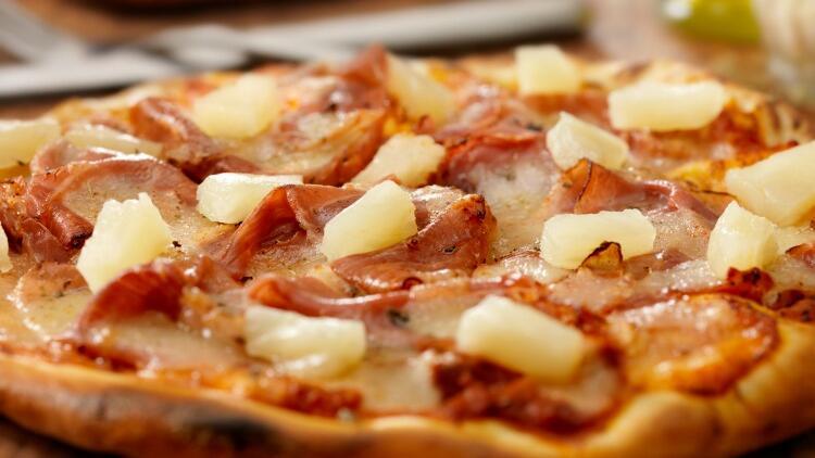 Pizzanın en farklı çeşitlerinden biri&hellip; Ananaslı pizza tarifi