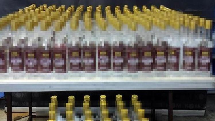 Polis otomobili durdurunca ortaya çıktı: 228 şişe sahte rakıyla yakalandılar Polis otomobili durdurunca ortaya çıktı: 228 şişe sahte rakıyla yakalandılar