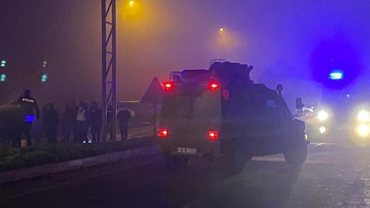 Son dakika... Diyarbakırda bombalı araçlı saldırı Polis aracı geçişi sırasında patlatıldı: Yaralılar var