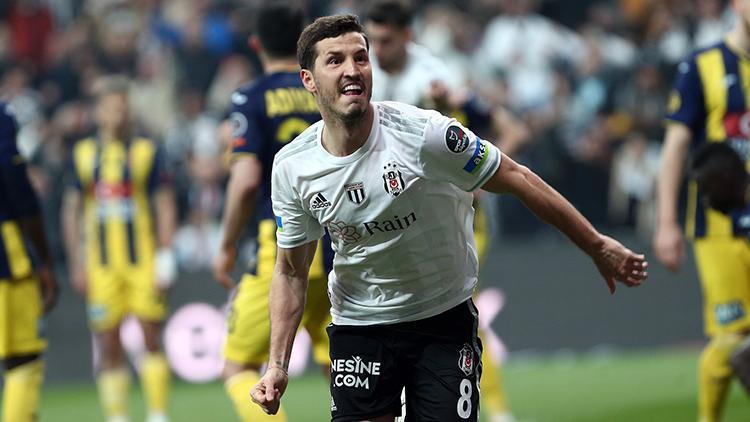 Beşiktaşta Salih Uçan skor katkısıyla ön planda Beşiktaşta Salih Uçan skor katkısıyla ön planda