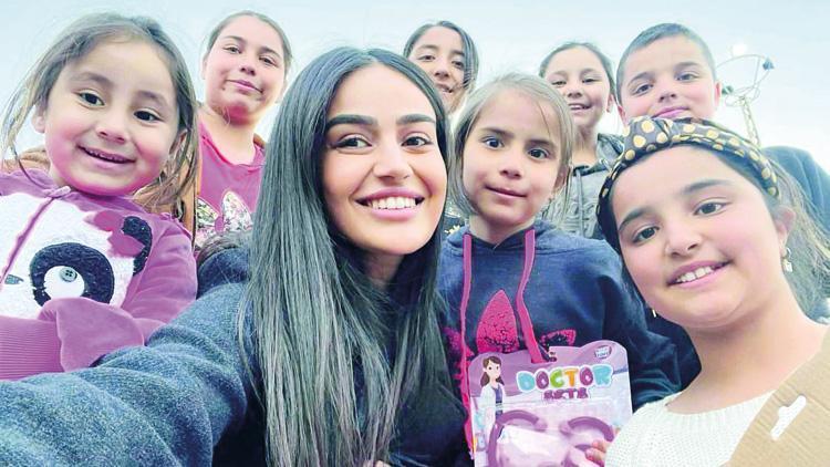 Elif Buse Doğan deprem bölgesinde Elif Buse Doğan deprem bölgesinde