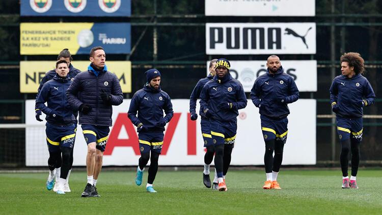 Hürriyet: Fenerbahçenin Antalyaspor maçı kamp kadrosu açıklandı