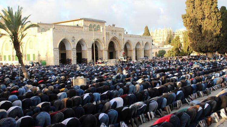 Mescid-i Aksada bayram namazı 120 bin Müslümanla kılındı