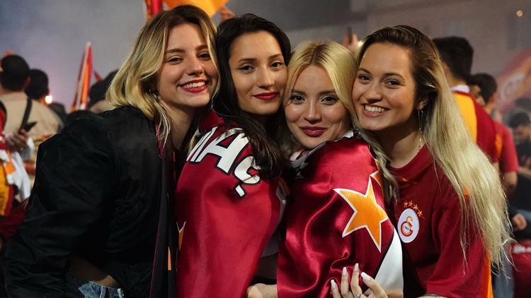 Hürriyet: Şampiyonluk kutlaması için Galatasaray taraftarları Florya’ya akın etti
