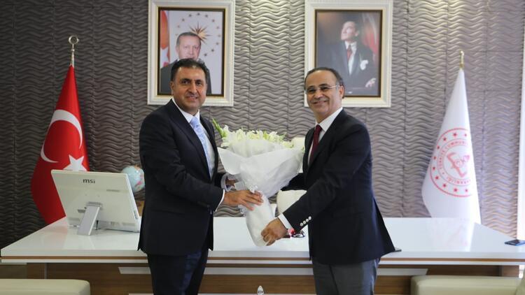 Ömer Yahşi yeniden İzmir'e milli eğitim müdürü olarak atandı