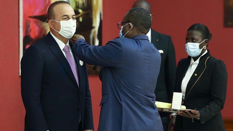 Bakan Çavuşoğlu'na Gine-Bissau'da devlet nişanı verildi