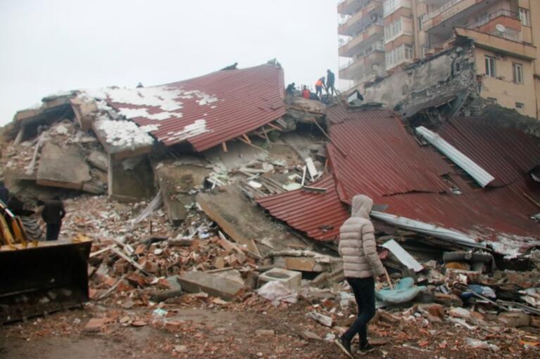 Türkiye deprem faciasına uyandı Depremin yıkımı gün ağarınca ortaya çıktı