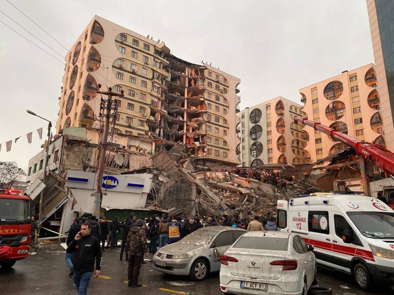 Türkiye deprem faciasına uyandı Depremin yıkımı gün ağarınca ortaya çıktı