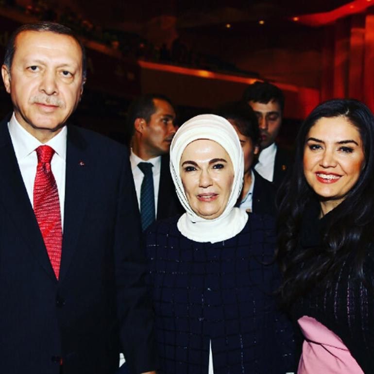 Cumhurbaşkanı Recep Tayyip Erdoğan ve eşi Emine Erdoğan'dan 80'ler dizisi oyuncusu Özlem Balcı Cumhurbaşkanı Recep Tayyip Erdoğan ve eşi Emine Erdoğan'dan 80'ler dizisi oyuncusu Özlem Balcı