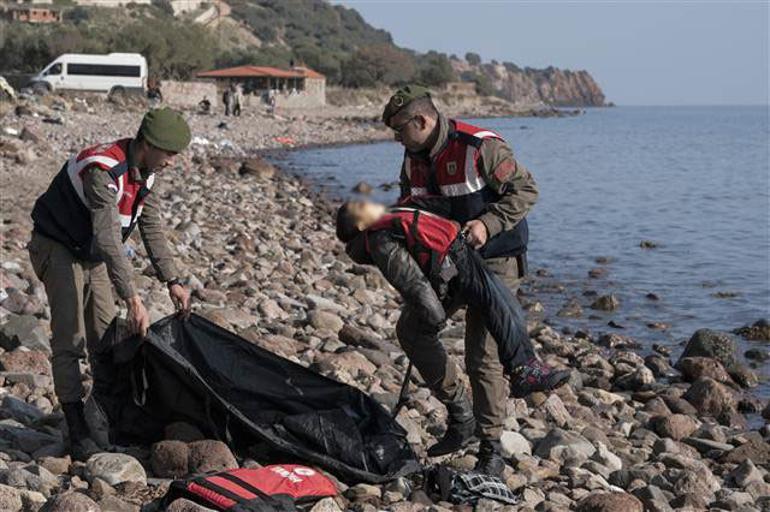 Çanakkalede yabancı uyrukluları taşıyan tekne battı: 39 ölü
