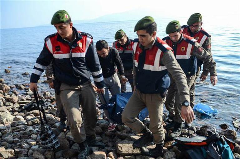 Çanakkalede yabancı uyrukluları taşıyan tekne battı: 39 ölü