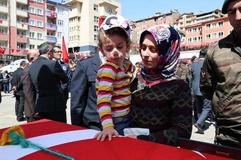 Şehit Komiser Yardımcısı Tamer Aktaş&rsquo;ı,15 bin kişi uğurladı