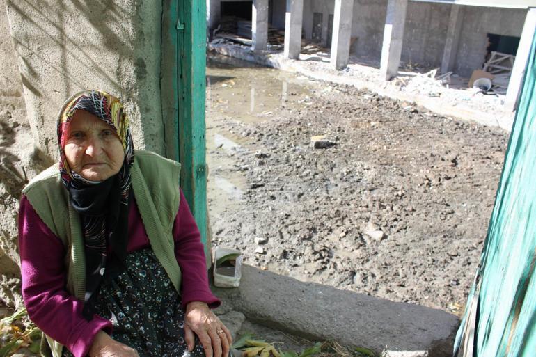 evin kapisi 5 metrelik cukura cikiyor son dakika flas haberler